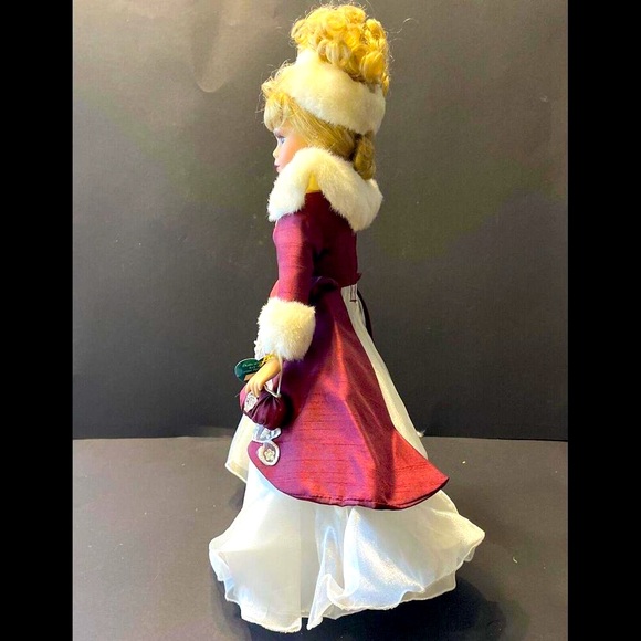 ❤️SOLD❤️Vintage Victorian Rose Collection Holiday Edition Porcelain Doll - Picture 4 of 6